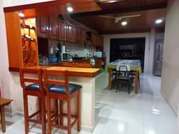 REGALO VIVIENDA 2 PLANTAS 5 DORMITORIOS , 3 EN SUITES CON QUINCHO, SALON COMERCIAL.180 MTS 2