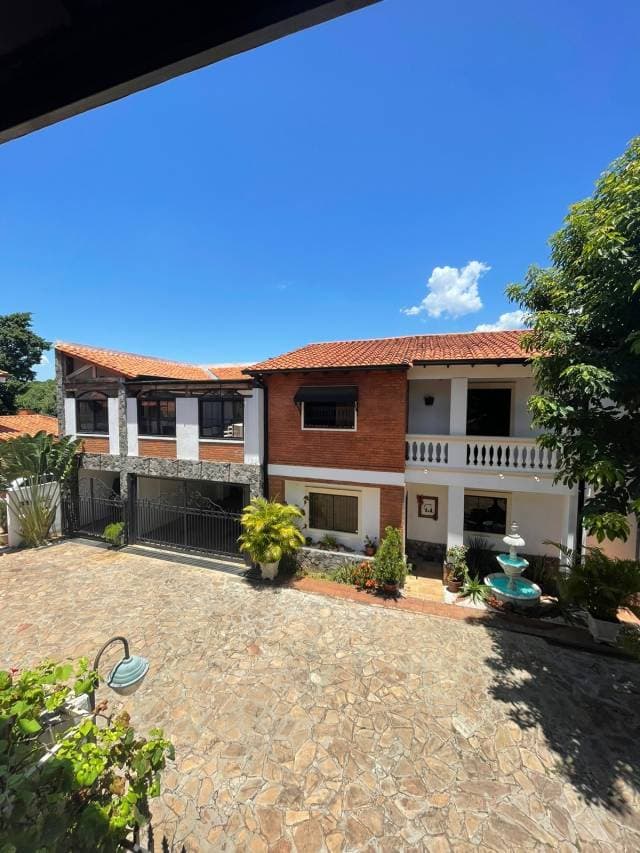 Alquilo casa con Piscina en Barrio Privado, Dep. Central Luque - Paraguay