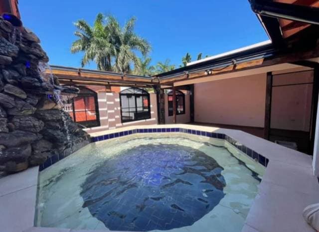 Alquilo casa con Piscina en Barrio Privado, Dep. Central Luque - Paraguay — foto 5