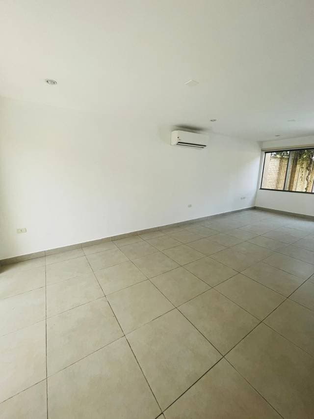 Alquilo casa con Piscina en Barrio Privado, Dep. Central Luque — foto 2