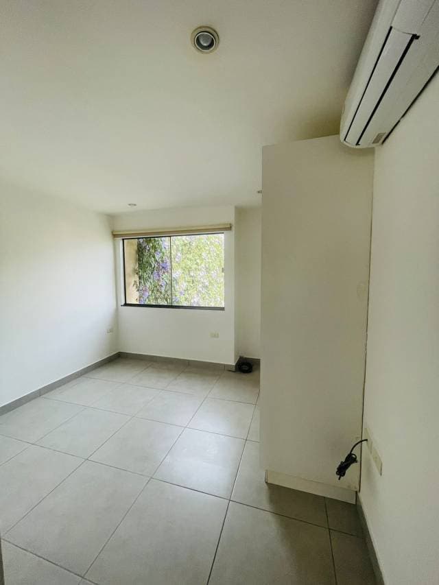 Alquilo casa con Piscina en Barrio Privado, Dep. Central Luque — foto 3
