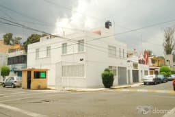 VENDO CASA EN LA CD. DE MÈXICO, 183M2 CONSTRUIDOS EN ESQUINA, BIEN ILUMINADA EN 2 NIVELES.
