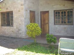 Amplia casa bien ubicada en barrio residencial.