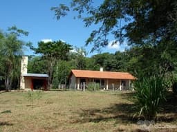 Casa Quinta con 2,5 hectáreas de tierra en Departamento de Cordillera, Caacupe, cerca de Arroyo Ytu.