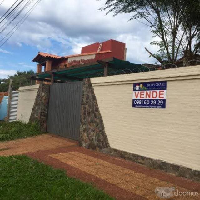 VENDE CASA EN LUQUE ZONA GARDEN CON PISCINA — foto 1