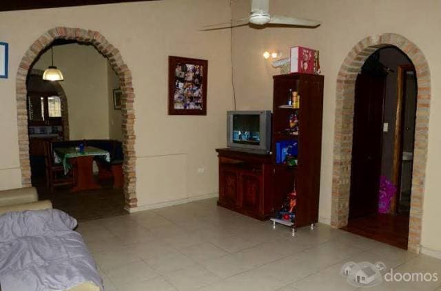 VENDE CASA EN LUQUE ZONA GARDEN CON PISCINA — foto 4
