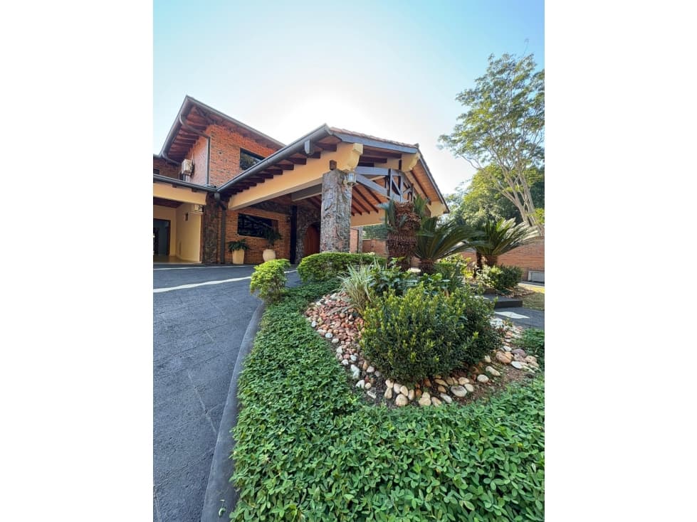EN VENTA LUJOSA CASA EN LAMBARE ZONA CENTRICA — foto 2