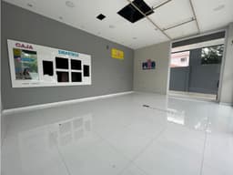 Local Comercial de 200m2 construido con 9 estacionamiento.