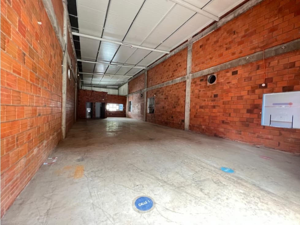 Local Comercial de 200m2 construido con 9 estacionamiento. — foto 3