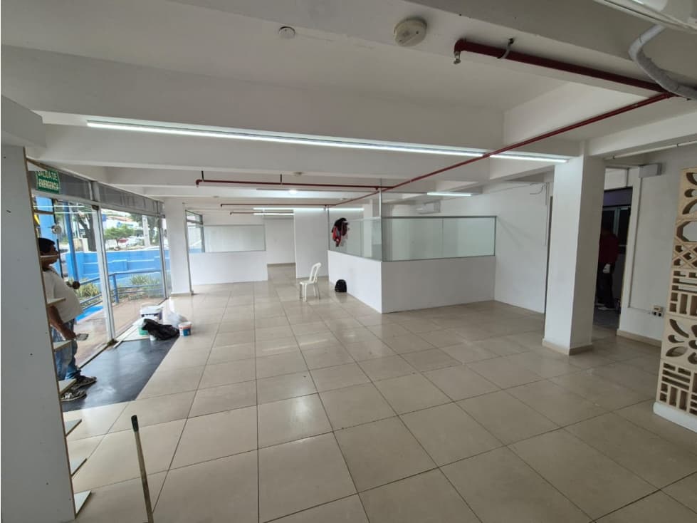 ALQUILO SALÓN COMERCIAL SOBRE AVENIDA IMPORTANTE — foto 3