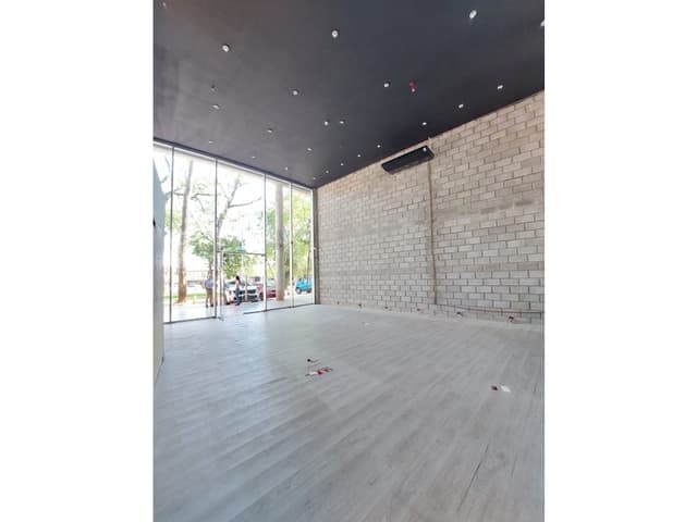IMPORTANTE VIDRIERA. SALÓN COMERCIAL EN ZONA SAN MARTIN - 133 M2