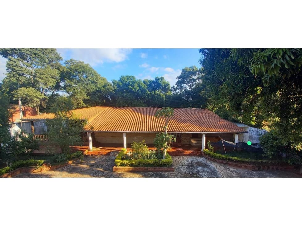 VENDO AMPLIA PROPIEDAD A PASOS DE LA AV CACIQUE LAMBARE — foto 2