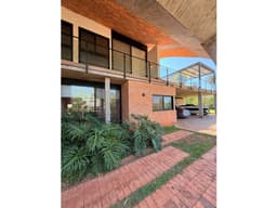 VENDO RESIDENCIA DE LUJO EN SURUBI'I MARIANO ROQUE ALONSO