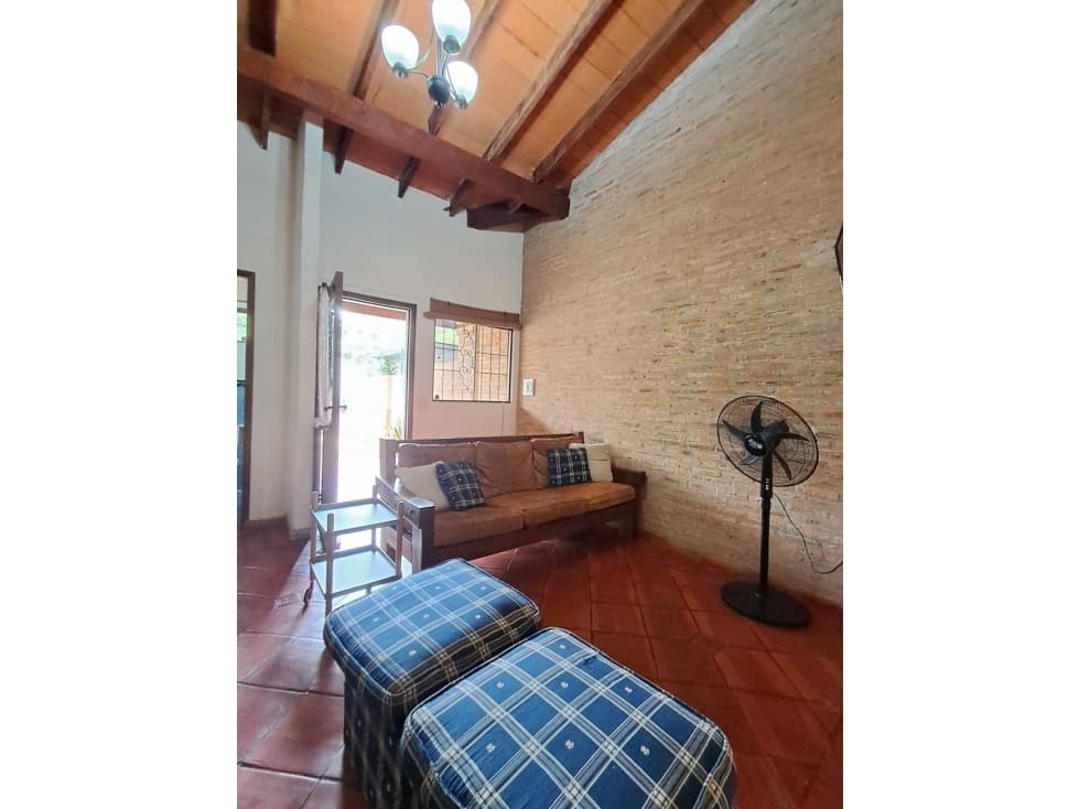 ALQUILO CASA AMOBLADA DE 2 DORMITORIOS EN LUQUE ZONA LOS JARDINES — foto 2
