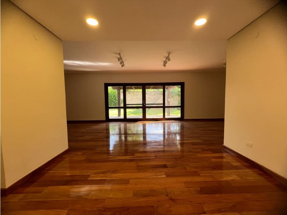 Casa de 3 dormitorios y escritorio con patio -residencial y seguro — foto 2