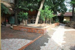 Casa con salón comercial en Calle Taruma, cerca de Fernando de La Mora