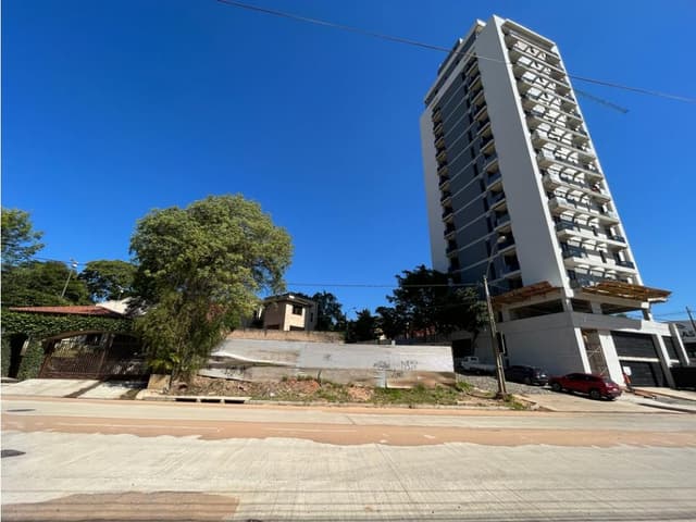 Molas López Terreno en esquina 17m sobre Molas López 21m s/ empedrado